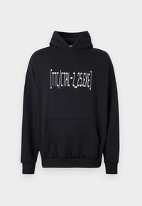 Μαύρη κουκούλα φούτερ με μπροστινή τσέπη και λευκό κείμενο "[TTC/CTRL-Z_25.EXE]" εκτυπωμένο στο στήθος.