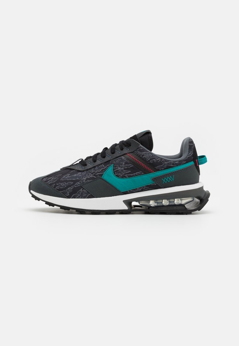 Baskets Nike avec une tige gris foncé ornée d'accents turquoise, un motif texturé et un coussin d'air visible dans la semelle. Semelle extérieure noire.