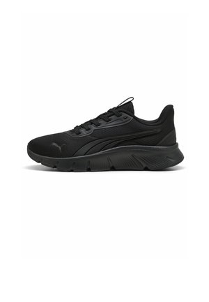 Baskets de sport noires Puma avec tige en mesh, fermeture par lacets, semelle rembourrée et logo sur le côté et à l'avant, vues de profil sur fond blanc.