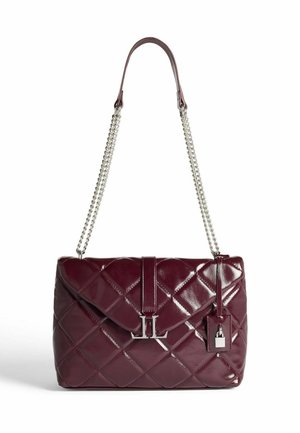 Sac à épaule en cuir matelassé bordeaux avec bandoulière en chaîne argentée, rabat avant, fermoir en métal avec logo et petit charme en forme de cadenas suspendu.
