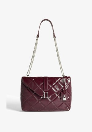 Sac à épaule en cuir matelassé bordeaux avec bandoulière en chaîne argentée, rabat avant, fermoir en métal avec logo et petit charme en forme de cadenas suspendu.