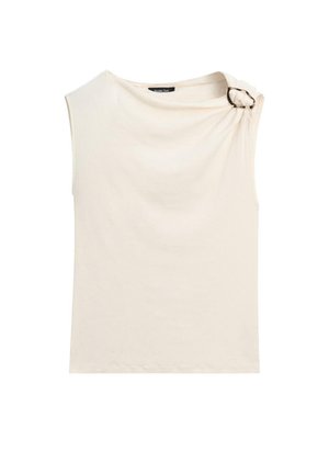Kremowy top bez rękawów z marszczonym dekoltem i metalową klamrą na lewym ramieniu, gładki przód, miękki materiał.