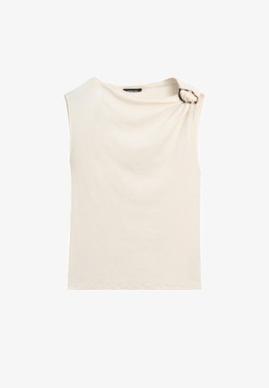 Kremowy top bez rękawów z marszczonym dekoltem i metalową klamrą na lewym ramieniu, gładki przód, miękki materiał.