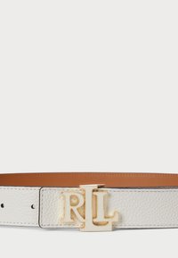 Bela usnjena pasica z teksturiranim zaključkom, z zlatim pravokotnim sponko, na kateri je vtisnjen napis "RL." Notranjost je iz bež usnja.