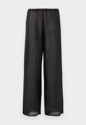 Crne hlače širokih nogavica napravljene od lagane, poluprozirne tkanine s elastičnim pojasom. Dizajn ima prozračnu i opuštenu siluetu.