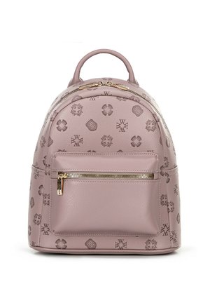 Helle rosa Leder-Rucksack mit geprägten Mustern, runder Form, einem oberen Griff und einer vorderen Reißverschlusstasche mit goldenen Beschlägen.