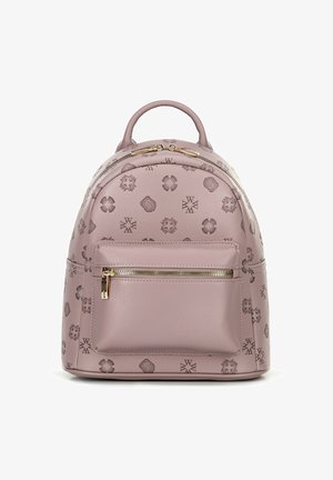 Mochila de cuero rosa claro con patrones en relieve, forma redondeada, asa en la parte superior y un bolsillo delantero con cremallera que cuenta con accesorios dorados.