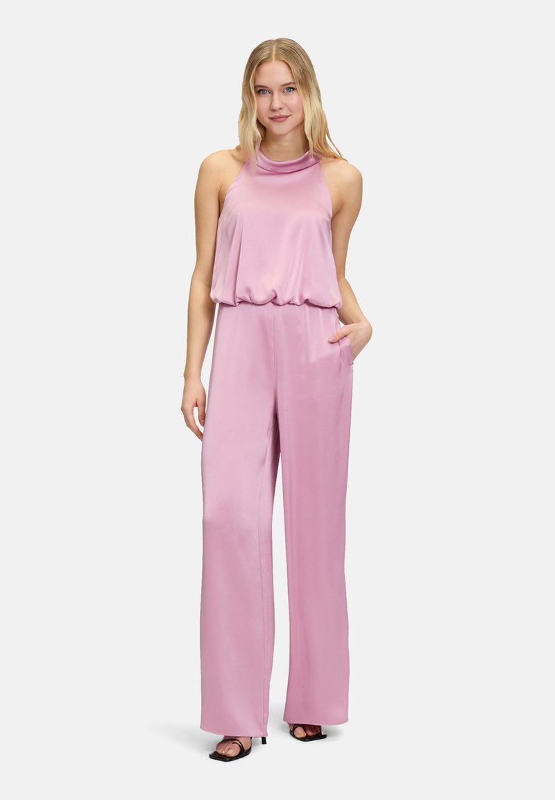 Roze jumpsuit met een halternek, zachte drapering bij de taille en een wijde pijpdesign. Beschikt over twee zijzakken en een gladde textuur.