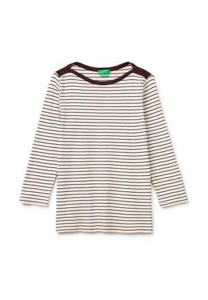 Koszula z długim rękawem w kolorze kremowym z cienkimi poziomymi brązowymi paskami i jednolitym brązowym obszyciem przy okrągłym dekolcie i ramionach.