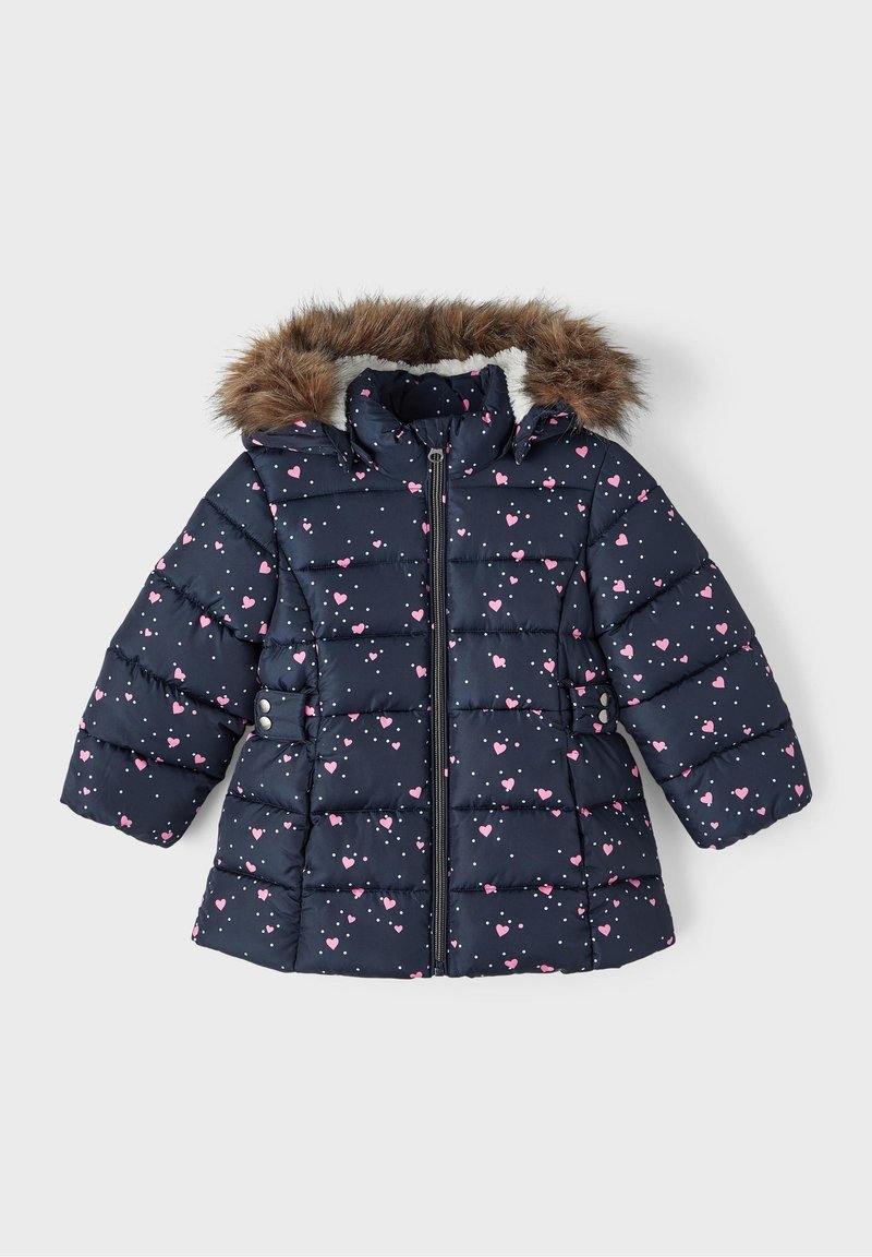 Manteau d'hiver pour enfants en bleu marine matelassé avec motifs de cœurs roses et de pois blancs, fermeture éclair à l'avant, boutons sur les côtés et capuche doublée de fausse fourrure.