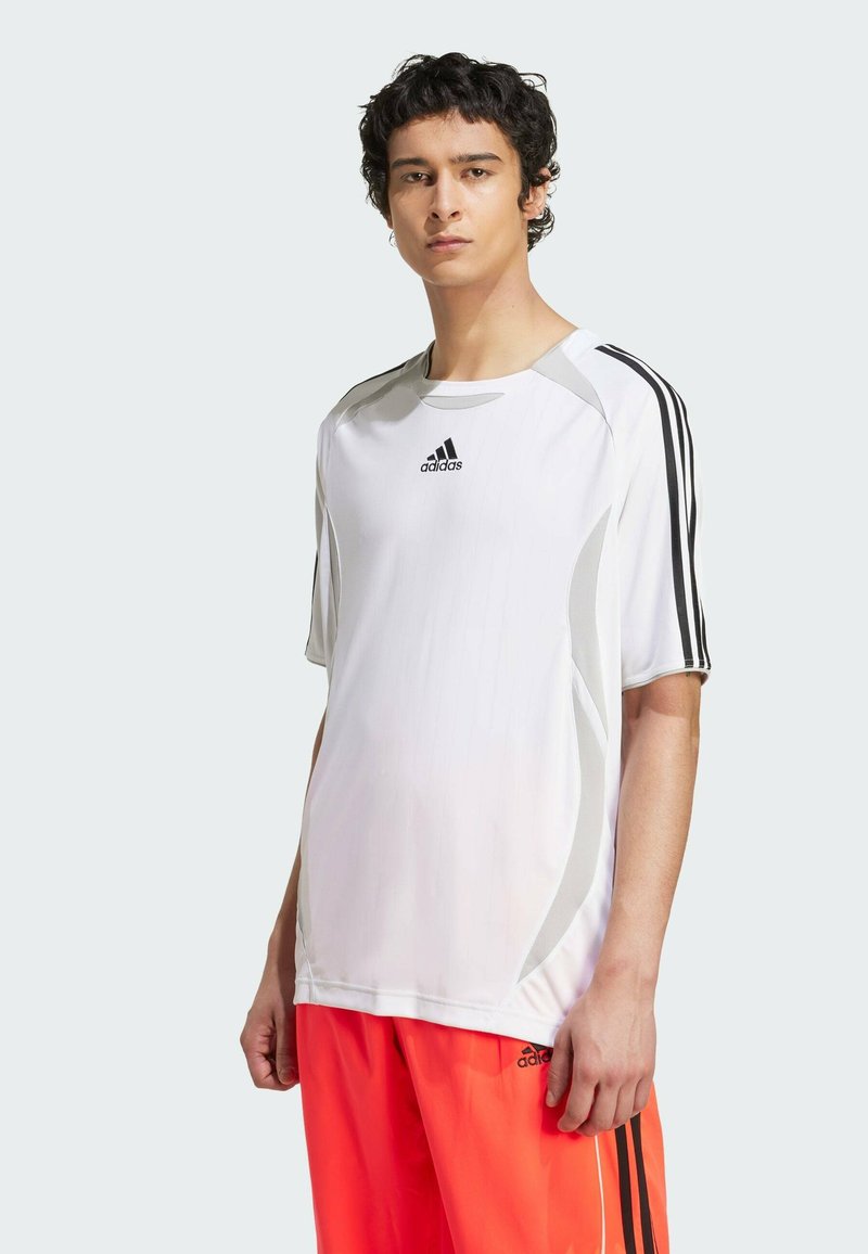 Balta sportinė marškinė su pilkais akcentais ir juodu adidas logotipu, turintys trumpas rankoves, apvalią iškirptę ir tekstūruotą dizainą.