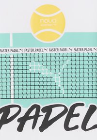 Paddle tennise graafika kollase palliga, teal-taustal, musta võrgu mustriga ja julge musta tekstiga, mis ütleb "PADEL" all.