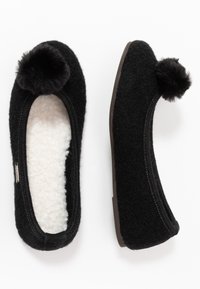 Ballerine in feltro nero con una morbida fodera bianca, caratterizzate da punta arrotondata, apertura elastica e un accento in pom-pom nero sul davanti.