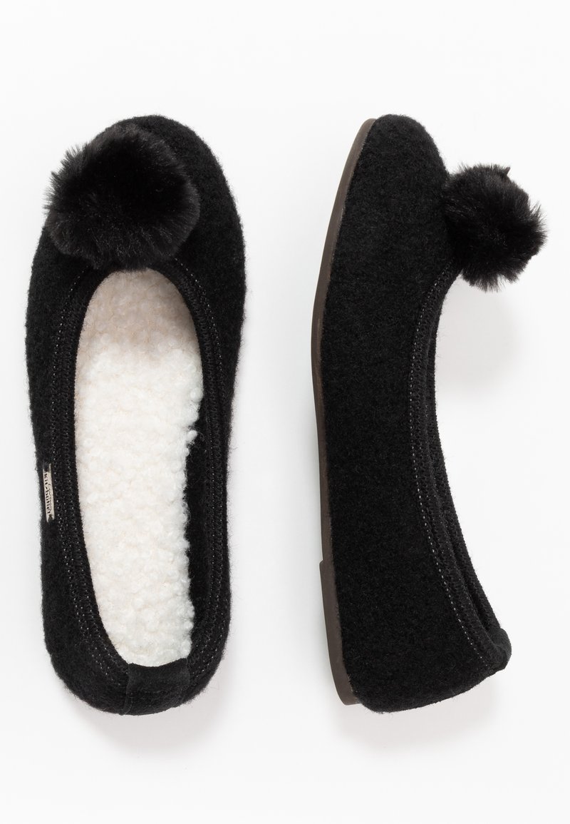 Ballerine in feltro nero con una morbida fodera bianca, caratterizzate da punta arrotondata, apertura elastica e un accento in pom-pom nero sul davanti.