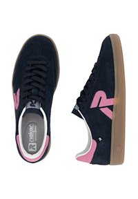 Granatowe zamszowe tenisówki z gumowymi podeszwami, z różowymi akcentami i białą podszewką. Zawierają czarne sznurowadła oraz logo na języku.