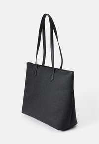 Svart totebag med preget mønster, myk tekstur, to robuste håndtak, rektangulær form, og uten synlig maskinvare eller lukking.