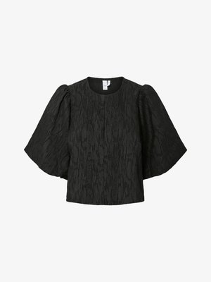Bluză neagră texturată cu mâneci late și voluminoase până la cot și decolteu rotund, expusă pe un fundal alb.