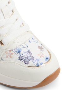 Białe sneakersy z kwiatowym nadrukiem, featuring niebieskie kwiaty i motyla, z teksturowanego materiału, z zapięciem na sznurowadła oraz jasnymi złotymi akcentami.