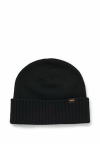 Svart stickad mössa med ribbat fåll. Tillverkad av mjukt material, med en liten orange logotagg. Slät textur över hela kroppen.