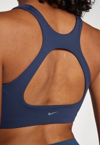 Nike Performance BRA - Sujetadores deportivos con sujeción media - obsidian/white