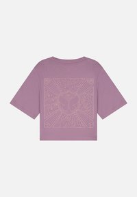 Lichtpaarse t-shirt met korte mouwen, met een gestructureerd wit grafisch ontwerp op de achterkant, dat abstracte patronen en vormen afbeeldt.