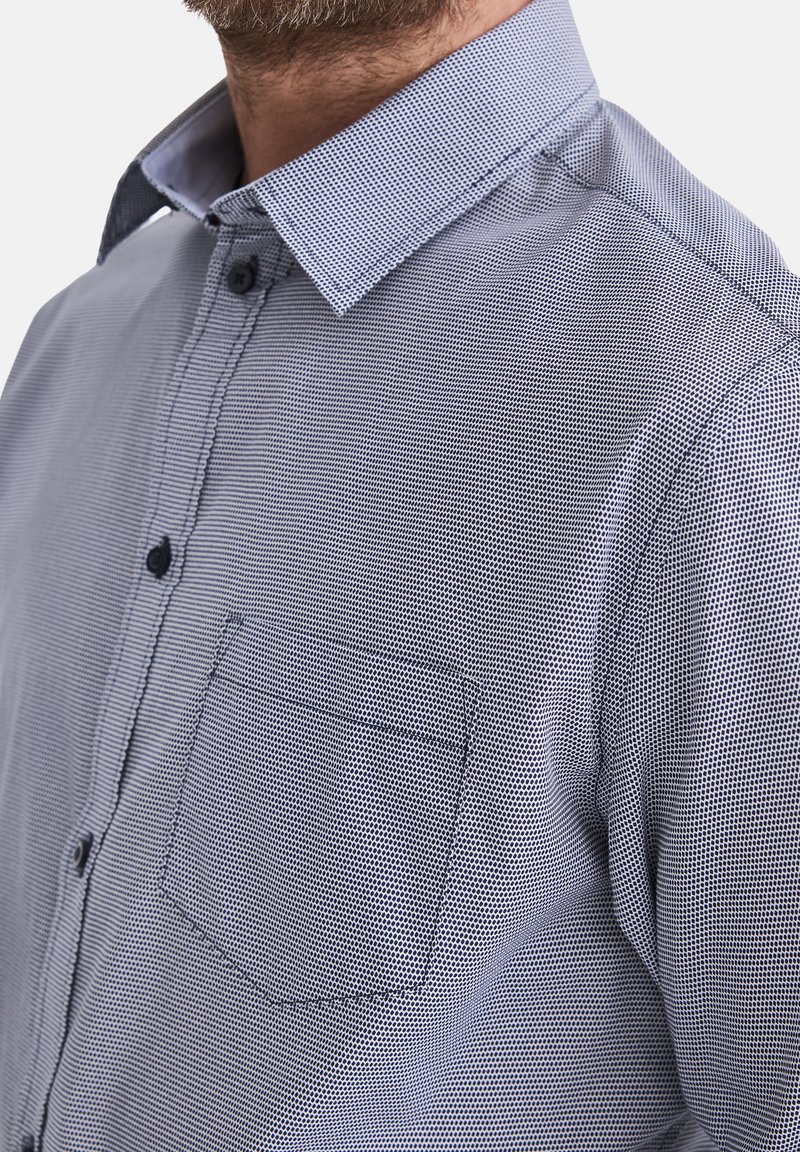 Herrenhemd mit Knopfleiste in Hellblau mit einem Mikro-Muster, ausgestattet mit einer Brusttasche, klassischem Kragen und strukturierter Stofftextur.