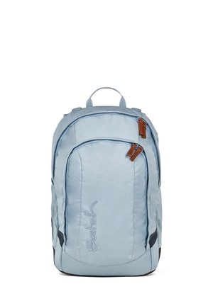Hellblaue Rucksack mit vorderer Reißverschlusstasche, Lederzipper, seitlichen Netzfächern und "Satch"-Logo auf der Vorderseite.