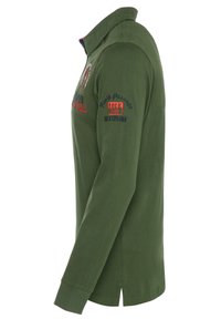 Grøn langærmet polo shirt lavet af bomuld, med krave, sideslidser og broderede grafikker på brystet og ærmet.