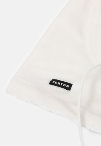 Bijela flis kapuljača s crnom oznakom "BURTON" i bijelom vezicom. Mekana tekstura i zaobljen oblik dodatno poboljšavaju udobnost.