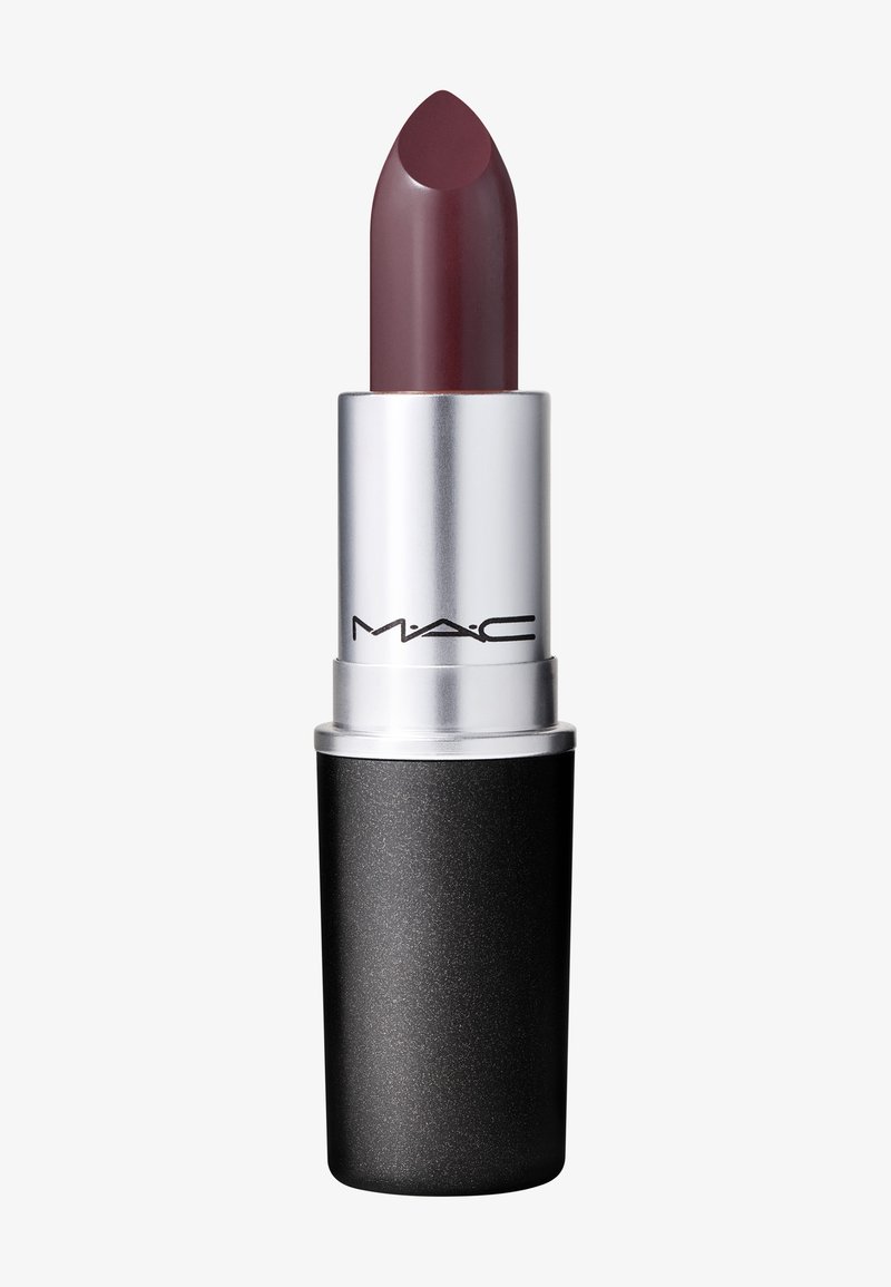 MAC lipstick met een afgeronde bordeauxrode bullet en een zilveren metalen dop, voorzien van een matte zwarte basis voor grip.