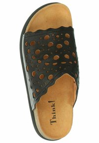 Schwarze Leder-Sandale mit Schnittdesign, gepolstertem beigem Fußbett, abgerundeter Zehenpartie und einer leichten, strukturierten Sohle. Markenname innen sichtbar.