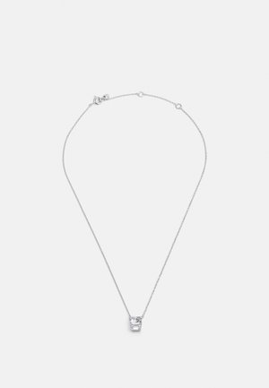 Collier en chaîne argentée avec un pendentif unique en forme de rectangle en pierre précieuse claire, centré sur un fond blanc uni.
