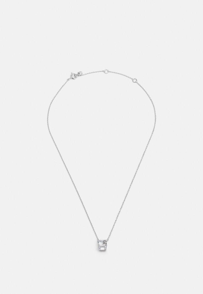Collier en chaîne argentée avec un pendentif unique en forme de rectangle en pierre précieuse claire, centré sur un fond blanc uni.