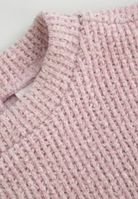 Sweter dzianinowy w delikatnym, jasnoróżowym kolorze z teksturowaną, puszystą powierzchnią i prążkowanym wzorem. Posiada okrągły dekolt i lekko oversize'owy krój.