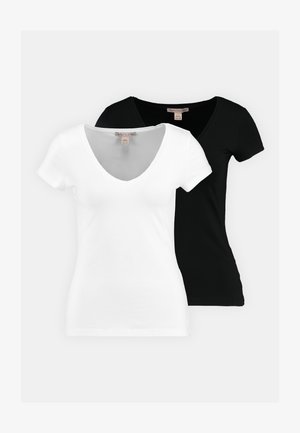 Deux t-shirts à manches courtes en col en V, l'un blanc et l'autre noir, fabriqués en tissu doux, affichant un design simple et sans motifs visibles.