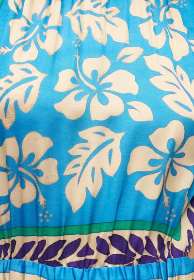 Μπλε ύφασμα με λευκά μοτίβα λουλουδιών ιβίσκου και φύλλων, με πράσινη ρίγα και μοβ περίγραμμα φύλλων κοντά στο κάτω μέρος.