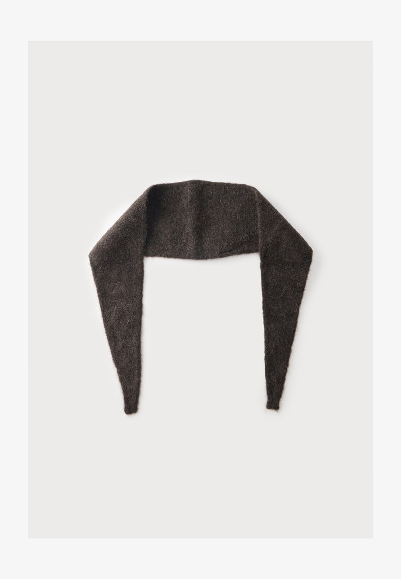 Bandeau en maille duveteuse marron foncé avec de longues extrémités effilées, présenté à plat sur un fond blanc.