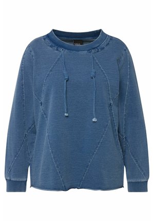 Světle modrá mikina s kulatým výstřihem, dlouhými rukávy, předními šňůrkami a kontrastním prošíváním v diamantovém vzoru. Měkká textura.