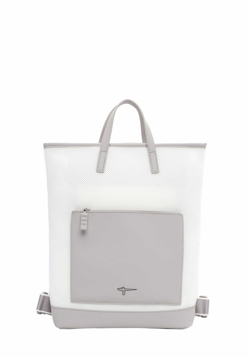 Bolso tote de malla gris con un bolsillo frontal de cuero gris suave. Presenta dos asas y un bolsillo con cremallera. Diseño minimalista, forma rectangular.