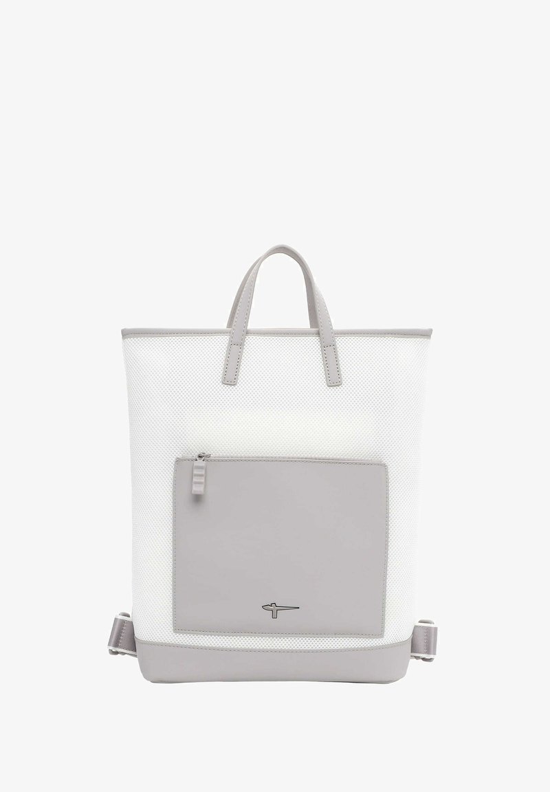 Bolso tote de malla gris con un bolsillo frontal de cuero gris suave. Presenta dos asas y un bolsillo con cremallera. Diseño minimalista, forma rectangular.