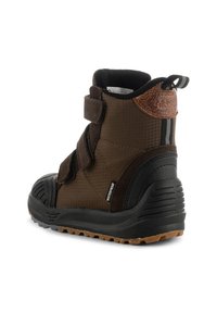 Bruna vattentäta stövlar med en texturerad ovandel, kardborreband, gummitåhätta och en svart gummisula med ett mönster för bättre grepp.