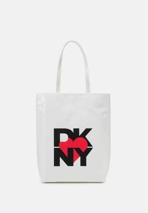 Borsa tote bianca con un logo grafico nero e rosso "DKNY" con un cuore integrato nel design. Texture liscia, doppi manici.
