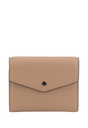 Portefeuille en cuir beige texturé avec une fermeture à rabat sécurisée par un petit bouton rond doré gravé du texte de la marque.