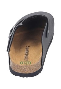 Schwarze Lederclogs mit einer silbernen Schnalle, ausgestattet mit einem Korkfußbett und einer Gummisohle. Das Innere ist mit dunklem Material ausgekleidet, was den Komfort unterstreicht.