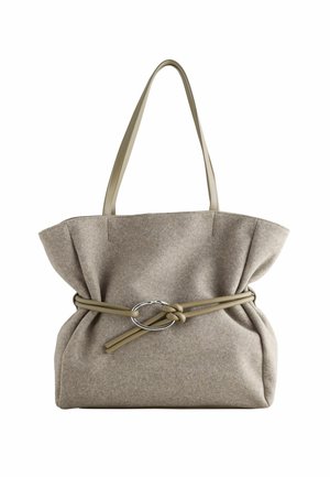 Beige Filz-Umhängetasche mit geknotetem taupefarbenem Riemen und metallischem Ringdetail. Sie zeichnet sich durch eine weiche Textur und eine strukturierte Form mit einem breiten, ausgestellten oberen Teil aus.
