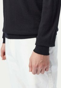 GOBI Cashmere Långärmad tröja - black