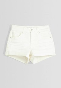 Shorts de denim blanco con cintura alta, cuatro bolsillos y herrajes plateados. Presentan una textura suave y un detalle de dobladillo doblado.