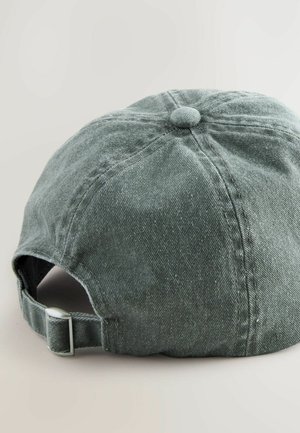 Grå denimkasket med buet skygge, en knap på toppen og en justerbar rem med en metallspænde bagpå.