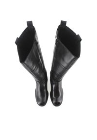 Botas altas de cuero negro con una textura suave, costuras reforzadas y tirantes en la parte superior para facilitar su uso.