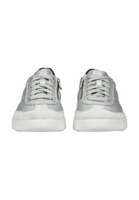 Sneakers grigi con un mix di tessuti lisci e testurizzati, dotati di lacci frontali, zip laterali e suola bianca scanalata.